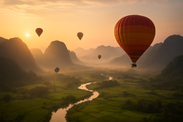 Balon udara terbang di atas pegunungan kapur Vang Vieng saat matahari terbit