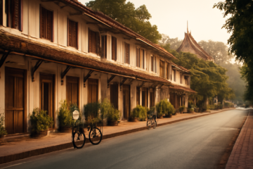 Suasana jalan tenang di Luang Prabang, Laos, dengan bangunan kayu dan sepeda terparkir