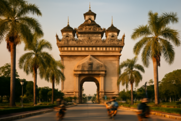 Monumen Patuxai di Vientiane, Laos, saat matahari sore